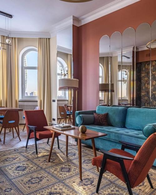 Интерьер со смелым сочетанием цветов и мебелью 50-60 х годов. 02