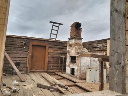 Работа отца.  Реконструкция старого дома на современный лад. 02