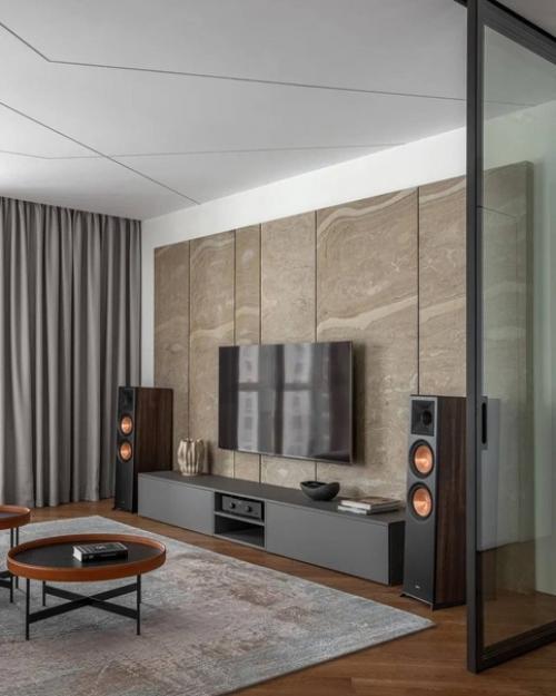 Современный интерьер однокомнатной квартиры с минимальным набором декора и интересным сочетанием цветов. 04