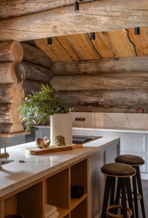 Современный интерьер кухни - гостиной в бревенчатом доме. 03