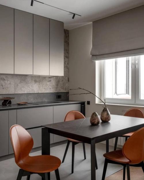 Современный интерьер однокомнатной квартиры с минимальным набором декора и интересным сочетанием цветов. 01