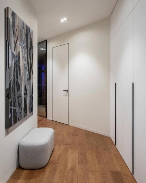 Современный интерьер однокомнатной квартиры с минимальным набором декора и интересным сочетанием цветов. 08