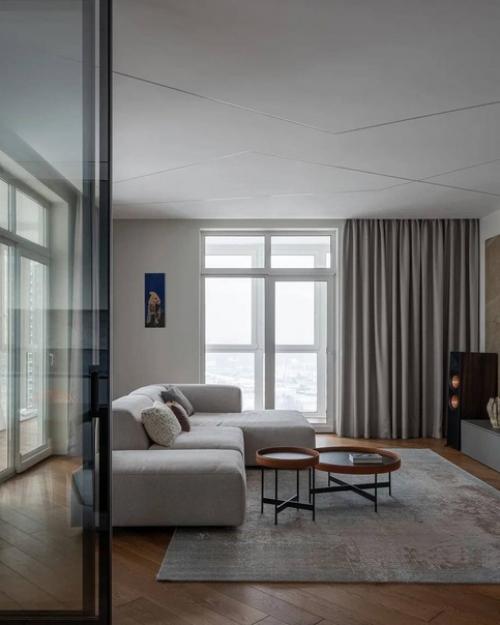 Современный интерьер однокомнатной квартиры с минимальным набором декора и интересным сочетанием цветов. 03