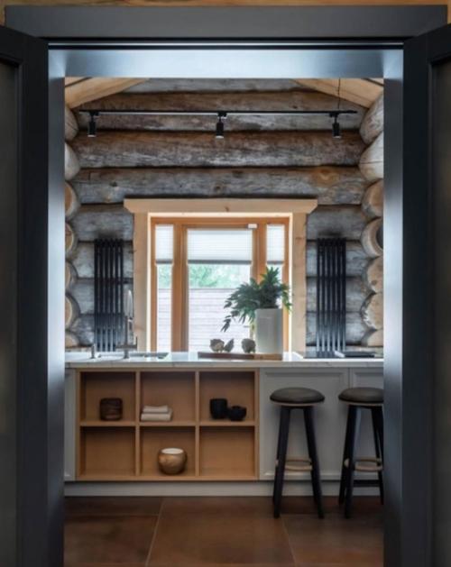 Современный интерьер кухни - гостиной в бревенчатом доме. 02