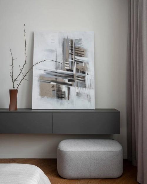 Современный интерьер однокомнатной квартиры с минимальным набором декора и интересным сочетанием цветов. 09