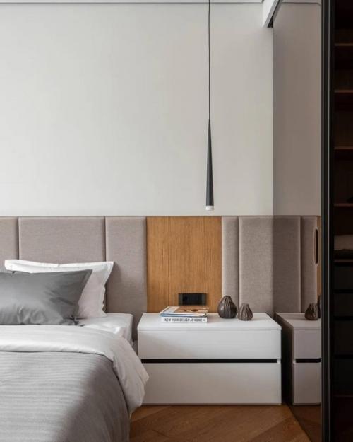 Современный интерьер однокомнатной квартиры с минимальным набором декора и интересным сочетанием цветов. 05