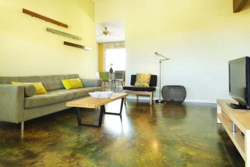 Какое покрытие выбрать для пола в ванной и на кухне, если линолеум вас не очень вдохновляет, хоть и привлекает практичностью? 01