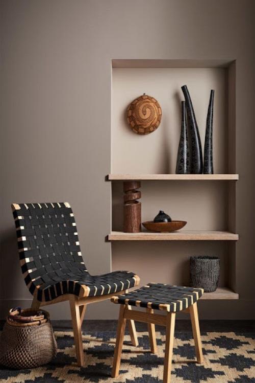 Одно или пара кресел с необычным дизайном сделают интерьер интереснее, например, как эти оригинальные модели. 03