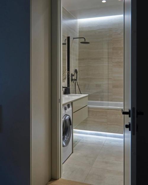 Светлый санузел в теплой гамме с большим количеством мест скрытого хранения. 06