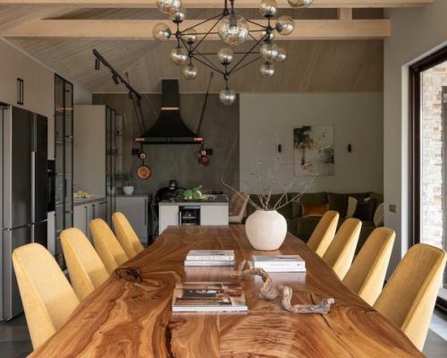 Интерьер дома.  Хорошее местом совместного времяпрепровождения большой семьи и друзей. 02