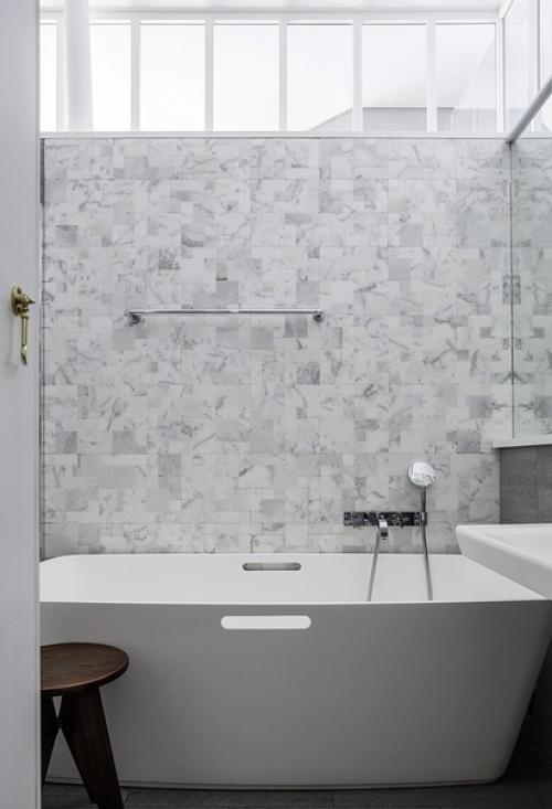 Даже крошечная ванная комната может быть стильной и функциональной. 02