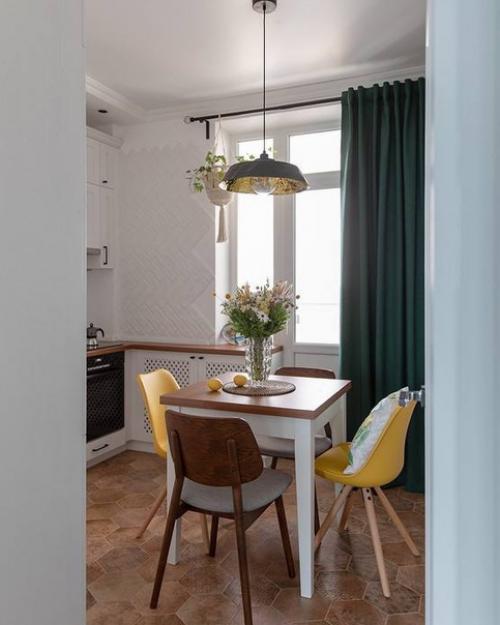 Дизайн этой квартиры, общей площадью 42 м 2 был разработан для проживания двух человек - заказчицы и ее 10 летней дочери. 02