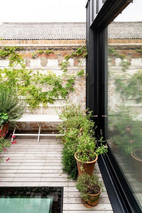 Десятки лет назад в этом здании в Лондоне располагался завод по производству джина, а теперь это уютный дом для семьи с двумя детьми. 03