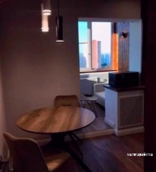 Девушка после развода ремонт в квартире сама сделала. 03