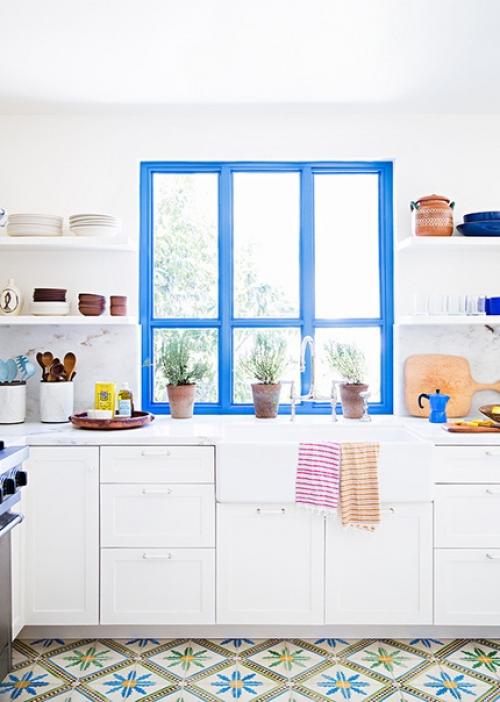 Необязательно покупать дизайнерскую мебель, дорогие аксессуары и другие предметы интерьера, чтобы сделать его ярче. 09