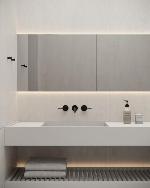 Монохромные поверхности и минималистичные формы в сочетании с контурной подсветкой и заливающий светом придают дизайну санузла футуризм. 02