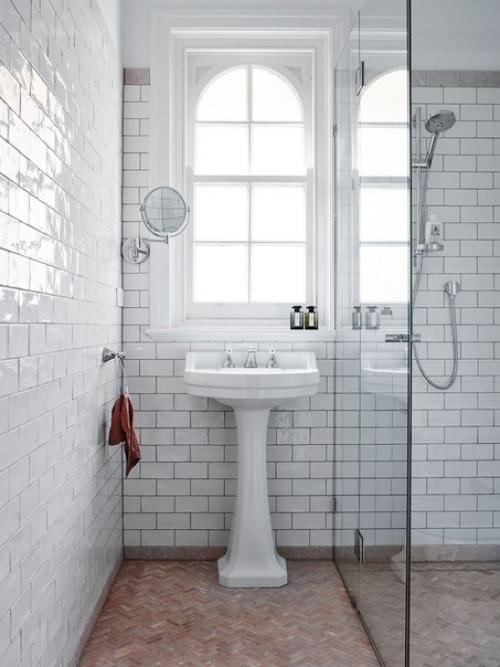 Даже крошечная ванная комната может быть стильной и функциональной. 03