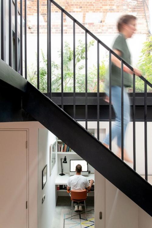 Десятки лет назад в этом здании в Лондоне располагался завод по производству джина, а теперь это уютный дом для семьи с двумя детьми. 08