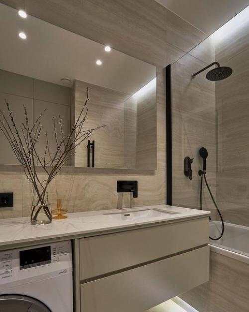 Светлый санузел в теплой гамме с большим количеством мест скрытого хранения. 04