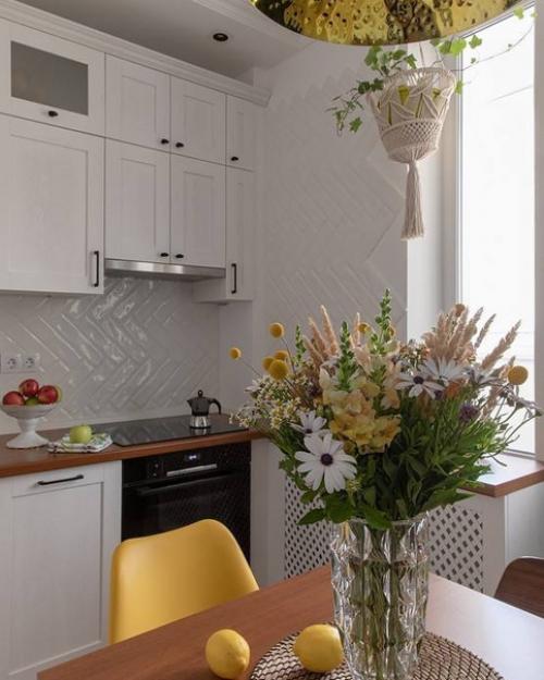 Дизайн этой квартиры, общей площадью 42 м 2 был разработан для проживания двух человек - заказчицы и ее 10 летней дочери. 03