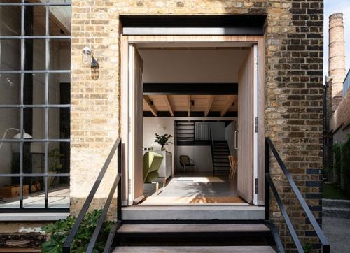 Десятки лет назад в этом здании в Лондоне располагался завод по производству джина, а теперь это уютный дом для семьи с двумя детьми. 01