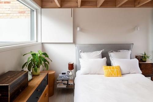 Десятки лет назад в этом здании в Лондоне располагался завод по производству джина, а теперь это уютный дом для семьи с двумя детьми. 02