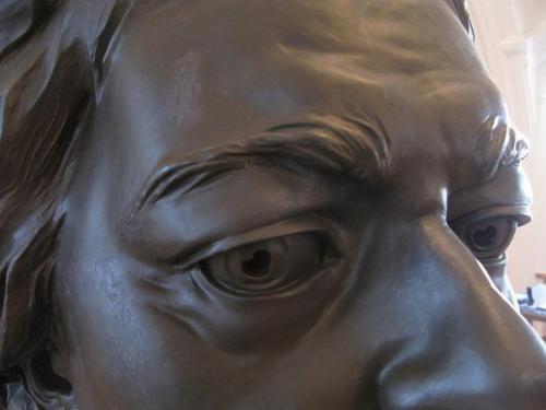 Надо знать: почему у медного всадника зрачки в виде сердечек. 01