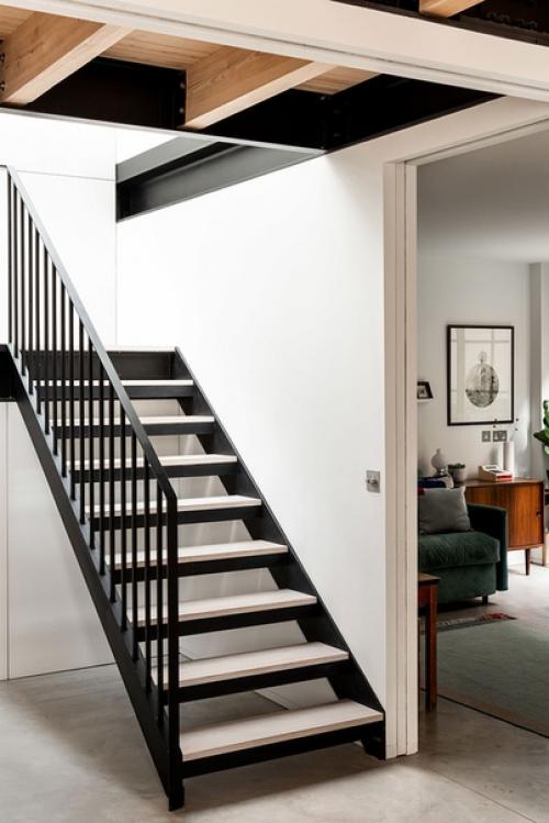 Десятки лет назад в этом здании в Лондоне располагался завод по производству джина, а теперь это уютный дом для семьи с двумя детьми. 05