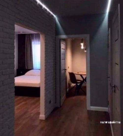 Девушка после развода ремонт в квартире сама сделала. 01