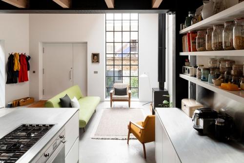 Десятки лет назад в этом здании в Лондоне располагался завод по производству джина, а теперь это уютный дом для семьи с двумя детьми. 07