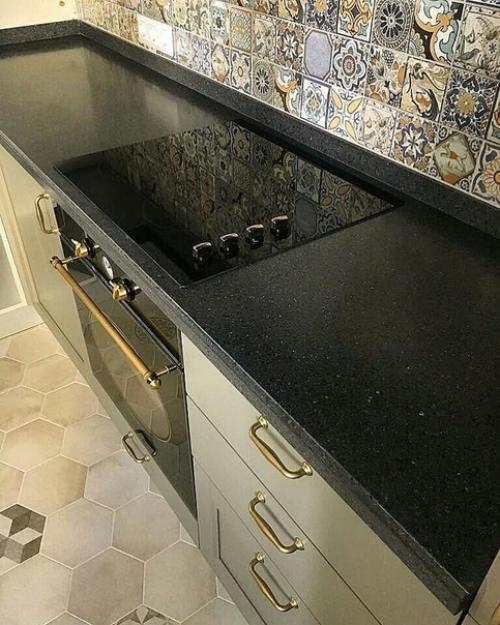 Приглянулся гарнитуp, купила. 03