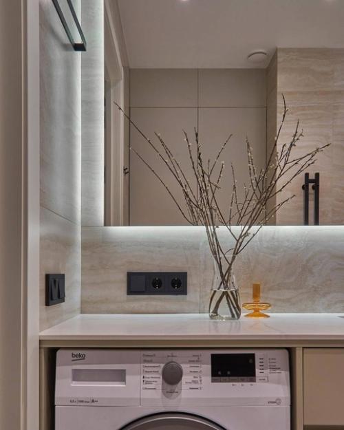 Светлый санузел в теплой гамме с большим количеством мест скрытого хранения. 02