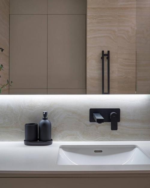 Светлый санузел в теплой гамме с большим количеством мест скрытого хранения. 03