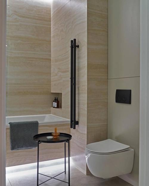 Светлый санузел в теплой гамме с большим количеством мест скрытого хранения. 01