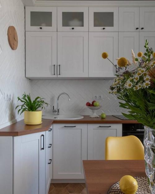 Дизайн этой квартиры, общей площадью 42 м 2 был разработан для проживания двух человек - заказчицы и ее 10 летней дочери. 01