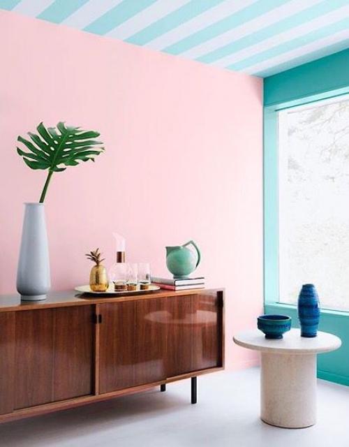 Необязательно покупать дизайнерскую мебель, дорогие аксессуары и другие предметы интерьера, чтобы сделать его ярче. 07