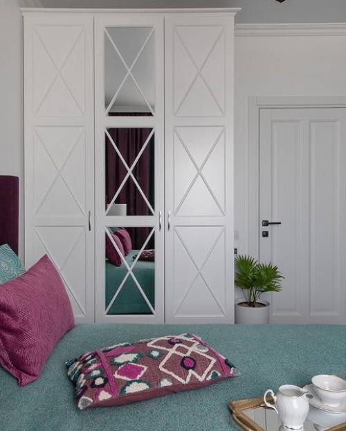 Дизайн этой квартиры, общей площадью 42 м 2 был разработан для проживания двух человек - заказчицы и ее 10 летней дочери. 07