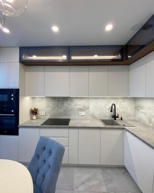 Современная кухня с гладкими фасадами из пластика и антресолью. 01