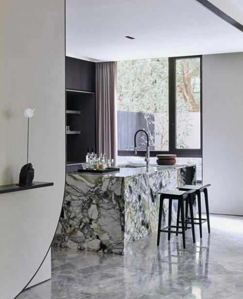 Интерьер этой шанхайской квартиры - не просто дизайн, а тонкий диалог культур и эпох. 07