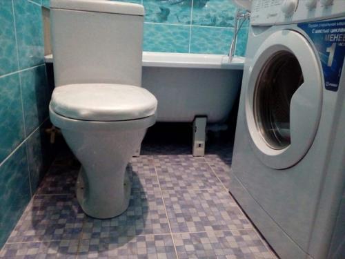 Всем привет!  Посоветуйте чем закрыть место под ванной? 01