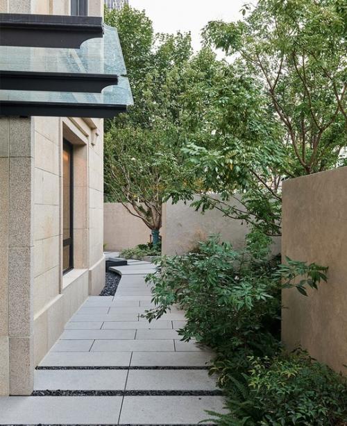 Интерьер этой шанхайской квартиры - не просто дизайн, а тонкий диалог культур и эпох. 02