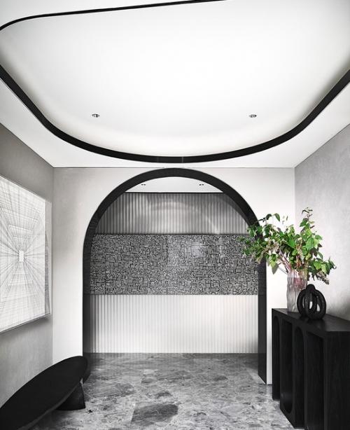 Интерьер этой шанхайской квартиры - не просто дизайн, а тонкий диалог культур и эпох. 06