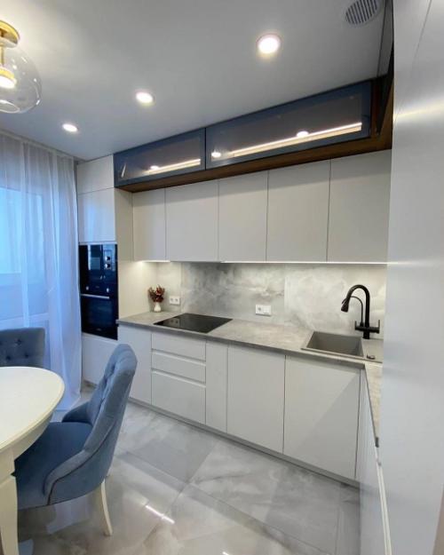 Современная кухня с гладкими фасадами из пластика и антресолью. 02