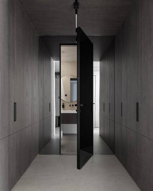 Монохромный интерьер для семьи, построенный на сложном сочетании фактур и полутонов. 03