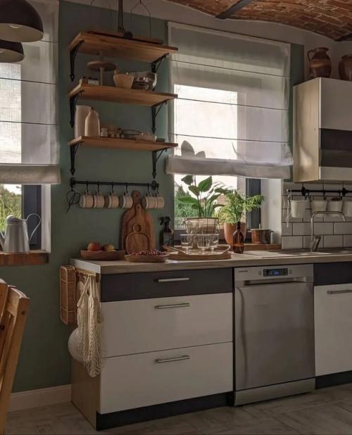 Здесь много натурального дерева: тёплые оттенки, естественная текстура, приятные на ощупь поверхности. 06