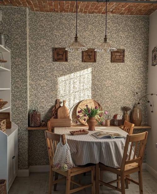 Здесь много натурального дерева: тёплые оттенки, естественная текстура, приятные на ощупь поверхности. 07