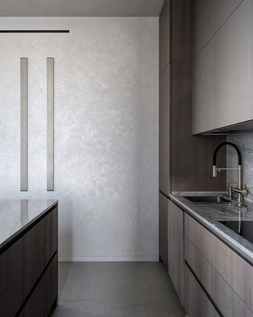 Монохромный интерьер для семьи, построенный на сложном сочетании фактур и полутонов. 05