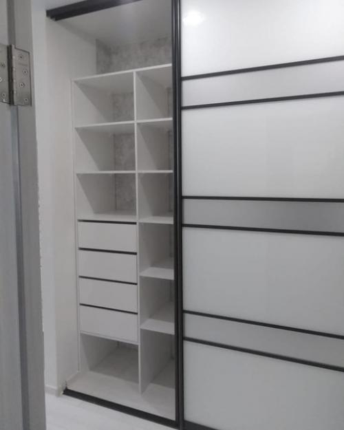 Как я раньше без него жила это шкаф - купе в прихожей, встроенный. 03