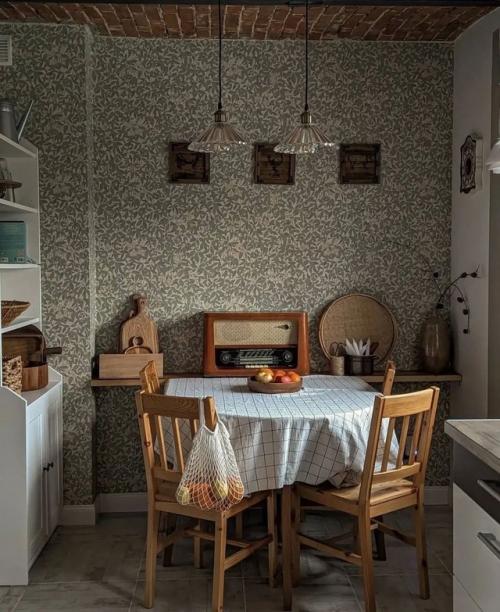 Здесь много натурального дерева: тёплые оттенки, естественная текстура, приятные на ощупь поверхности. 08