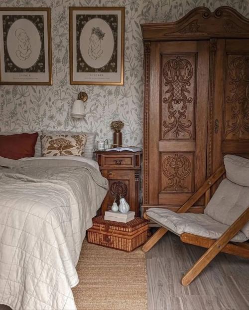 Здесь много натурального дерева: тёплые оттенки, естественная текстура, приятные на ощупь поверхности. 01